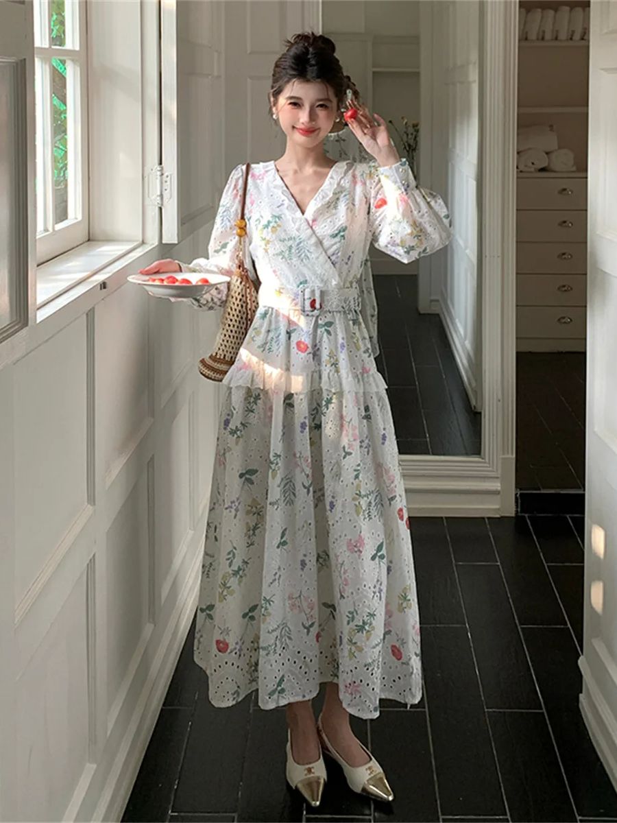 French Vintage Floral Midi Dress - เดรสยาวปานกลางลายดอกไม้สไตล์ฝรั่งเศส แขนทรงโคม แต่งลูกไม้ปักลายวินเทจ คอวี พร้อมเข็มขัดสำหรับผู้หญิง